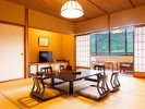【特別室】畳の温もりに包まれる、贅沢な寛ぎの空間。