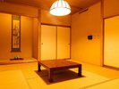 【特別室】畳の温もりに包まれる、贅沢な寛ぎの空間。