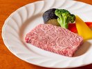 【夕食】口の中でとろける旨み、山形牛ステーキ