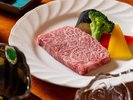 【夕食】口の中でとろける旨み、山形牛ステーキ