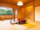 【和室】窓からの景色を眺めながら過ごす、穏やかな時間
