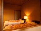 【和洋室A】畳で寛ぎ、ベッドで休める和洋の心地よい空間。