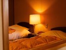 【和洋室A】温かな灯りに包まれた、心安らぐ和洋室。