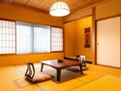 【和洋室A】和の趣と洋の快適性が調和した、寛ぎの客室。