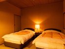 【和洋室A】畳の温もりとベッドの快適性を備えた、落ち着きの和洋室。