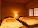 【和洋室A】和の寛ぎと洋の快適さを楽しめる、ゆったりとした客室。
