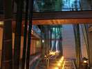【竹回廊】ロビー棟と客室棟を結ぶ回廊。夜のライトアップで幽玄な空間に