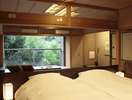 【和室（定員4名）】リビングにローソファ、ベッドは界オリジナル寝具「ふわくもスリープ」を設置。