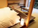 【和室（定員2名）】ベッドはダブル仕様1台を設置。カップルやお一人でのご利用におすすめ。