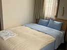大きなベッドで横になっていただけるダブルルーム。柔らかいベッドが体を包み込みます。