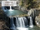 清流桂川が勢いよく滝壷を打つさまはまさに絶景です。