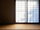 光が差し込む障子と畳の香りに包まれ、心がほどけるひととき。里山の一軒家で凛とした和の情緒を堪能。