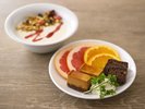「日替わりケーキとフルーツ」ヨーグルトにはグラノーラとソースをお好みで