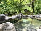 露天風呂は男女ともに内湯に併設。自然の奏でる音をBGMに心地よい湯あみを