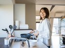 キッチンで調理する女性