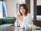 ダイニングテーブルでくつろぐ女性