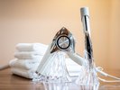 リファ(Refa)のドライヤーとヘアアイロン、シャワーヘッドをご用意しております。