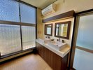 大浴場の洗面台です。最新のものにリノベーション。