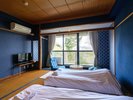 藍色の和室で、窓景色を眺めながらゆったり滞在