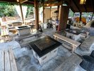 仲間や家族で盛り上がる屋根付きBBQ会場