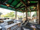 炭火を囲んで楽しむ、雨でも安心の屋根付きBBQ