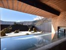【露天風呂】2025年3月1日庭園を枯山水にリニューアル。箱根寄木細工をモチーフとした壁面が特徴的。。