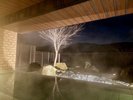 【露天風呂・夜】夜の露天風呂で非日常なひとときを。天気が良く日には星や月を眺めることもできます。