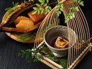 【先付け】鹿児島県名物の餅菓子「あくまき」を雲丹とアレンジした先付けを料理の始めにご用意しています。