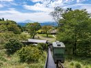客室棟から湯浴み小屋へ向かうスロープカー。