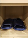 玄関横にある靴箱の中にスリッパを用意しております。