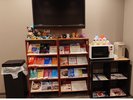 1Fフリースペースに大きなTVやレンジ、ポットを用意しております。休憩やご飲食の際にご利用ください。