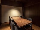 【お食事処/個室】広々としたテーブルの個室をご用意しております。