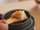 【お食事処/夕食一例】羽釜で炊いた静岡のお米をご用意しております。