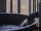 【客室設備/露天風呂】外気の風を感じながら、ごゆっくりお過ごしいただける陶器風呂。