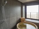 【客室設備/半露天風呂】ヒバの香り漂う空間で心安らぐご滞在をご堪能ください。