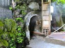 【周辺/走り湯】日本三大古泉の一つで、日本でも珍しい横穴式源泉でございます。