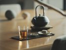 【茶寮】開放的な空間でお茶菓子を堪能する時間をご満喫いただけます。