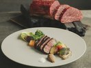 【お食事処/夕食一例】国産牛フィレ肉の炭火焼きを新鮮な野菜とともにご堪能ください。