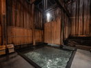 ■滝風呂|豊富な湯量を誇る滝風呂