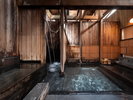 ■滝風呂|豊富な湯量を誇る滝風呂