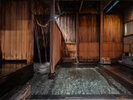 ■滝風呂|豊富な湯量を誇る滝風呂