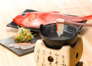 目の前の小さなコンロで、金目鯛の薄切りを熱々出汁でさっと味わう、贅沢なしゃぶしゃぶ。