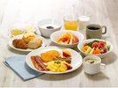 多彩な洋食を自由に選べる、開放感あるブッフェスタイルをお楽しみください。