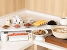 朝食ビュッフェレーンの様子※メニューはお日にちによって変わることがあります