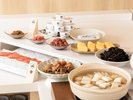 朝食ビュッフェレーンの様子※メニューはお日にちによって変わることがあります