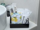 (例)【客室アメニティー】歯ブラシ、入浴剤、くし、カミソリ、ボディタオル、歯間ブラシ、綿棒など