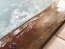 かけ流しの証!湯船の淵からこぼれるほどの湯量