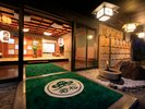 ☆エントランスは若松提灯が並び、お客様をお出迎えいたします。夜のわか松提灯も風情がございます。
