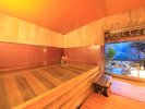 □大浴場「檜風呂」やさしげな風情のなか、木肌のぬくもりで温泉をお愉しみいただけます。