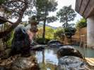 露天風呂「鶯の湯」灯篭と庭木に囲まれ、朝は陽を浴び、至福の時をお過ごしいただけます
